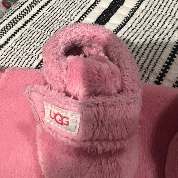 Pink Ugg baby booties and blankie Snuggie duo size 0/1 - Picture 7 of 7